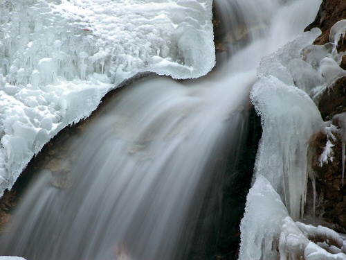 eisiger Lainbachfall Kochel am See im Winter