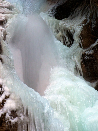 eisiger Lainbachfall Kochel am See im Winter
