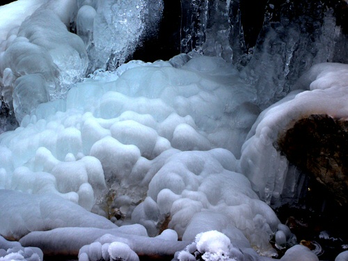 eisiger Lainbachfall Kochel am See im Winter