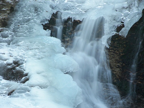 eisiger Lainbachfall Kochel am See im Winter